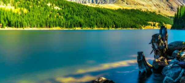 Scenic mountain lake near Denver surrounded by pine forests and rocky peaks, showcasing Colorado’s natural beauty in every season.